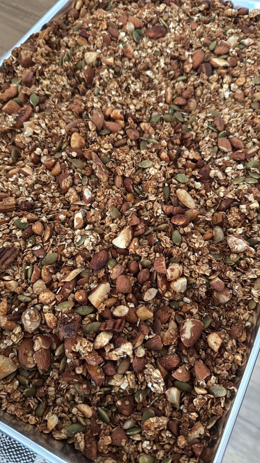 Bolsa de granola Nuto & Nola en la mano